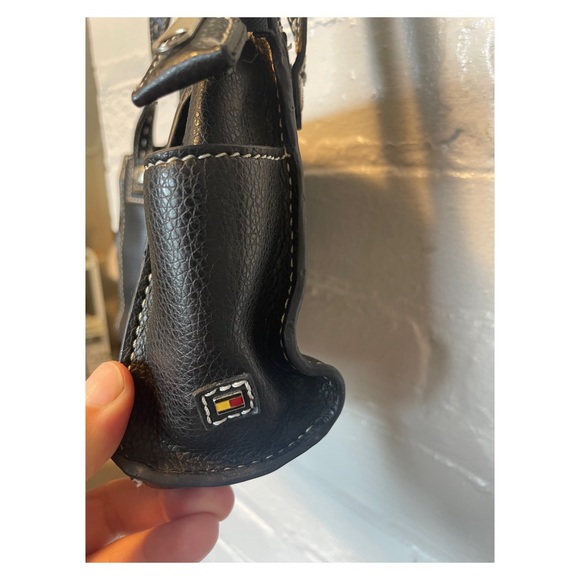 (Sold) 90’s Tommy Hilfiger leather shoulder bag - Picture 2 of 5